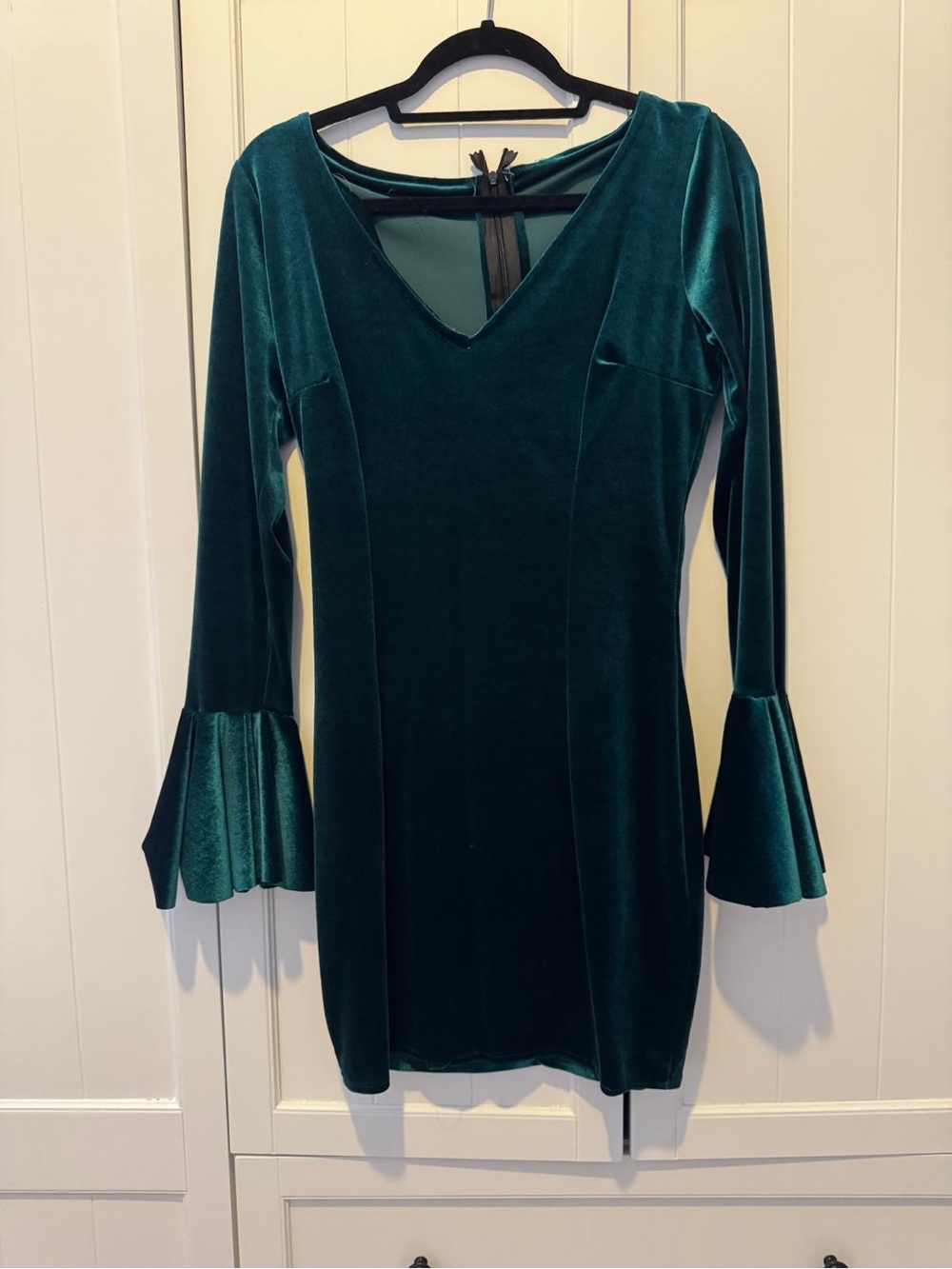Velvet Deep Green V-Neck Dress with Flared Cuffs